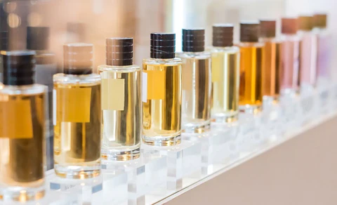 Ejemplo de estantería con perfumes. Cómo Elegir el Perfume Perfecto en primavera. Perfumes Sinfonía Tienda Online de Perfumes Árabes
